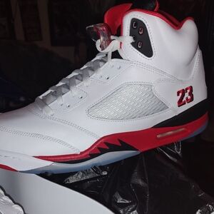 Jordan Air Retro 5 in White and Red